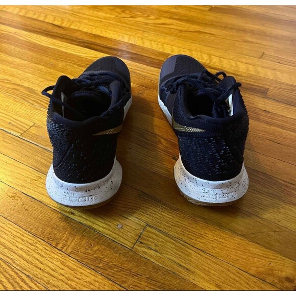 Authentic Kyrie 3 Obsidians size 10.5 M - Picture 4 of 5